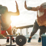 Duas pessoas malhando