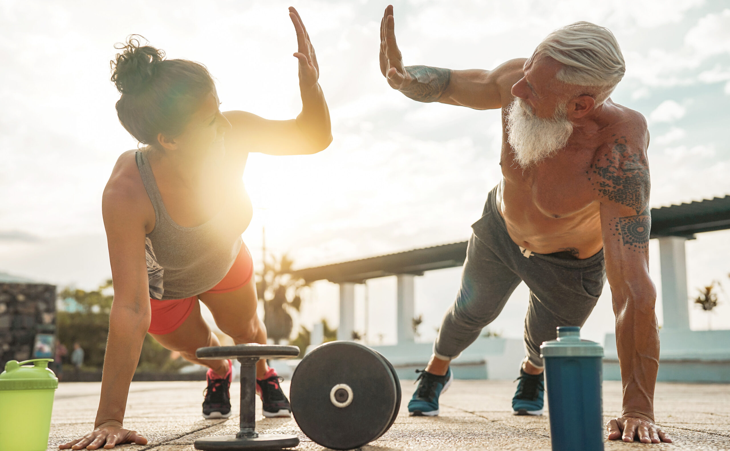 Duas pessoas malhando