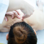 Acupuntura sendo realizada em paciente deitado