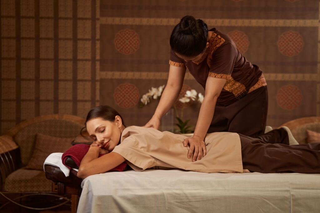 Massagem tailandesa: o que é e quais os benefícios