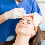 Aplicação de preenchimento facial em paciente